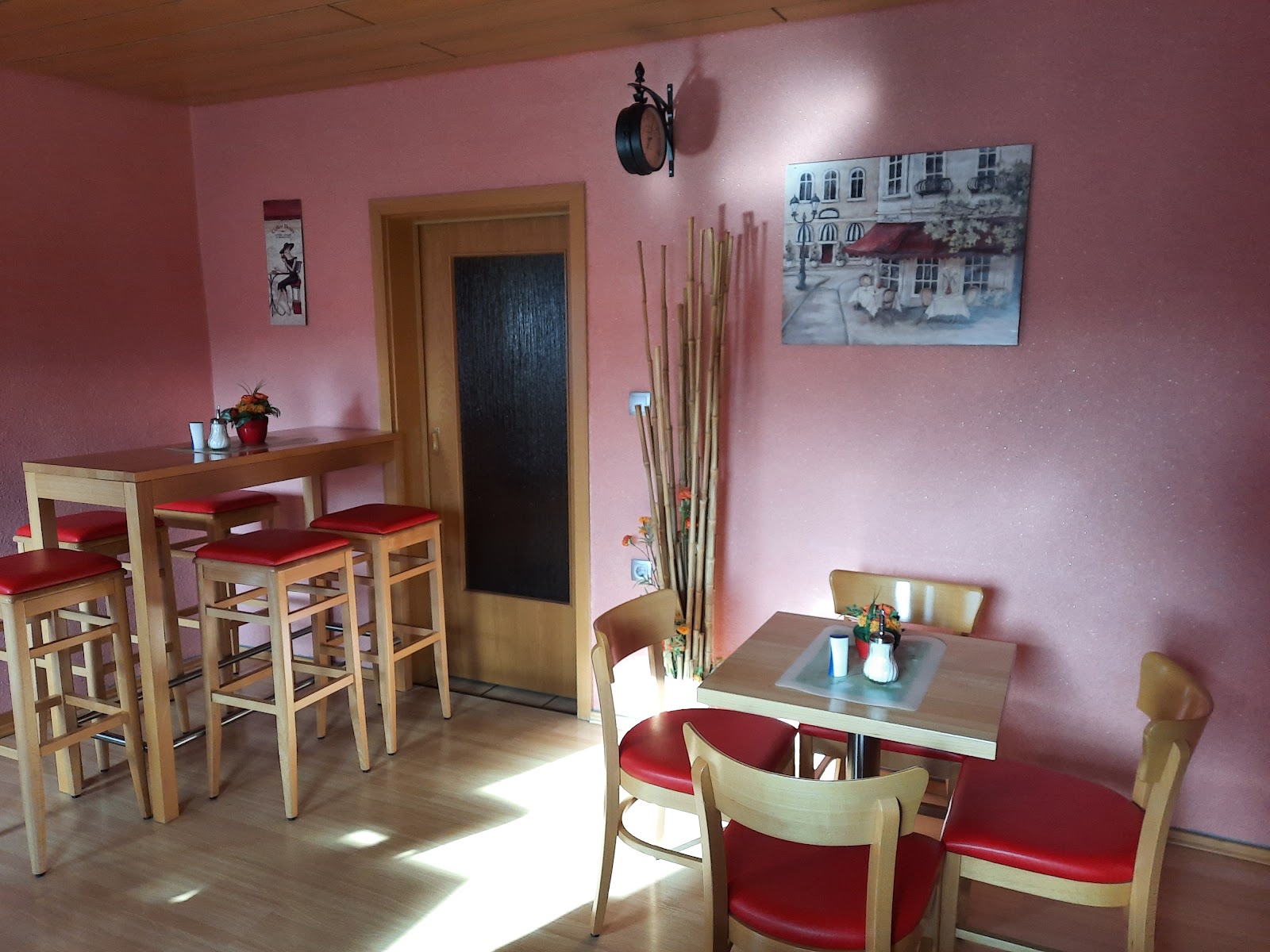 Stehtische und Sitzecke im Stehcafé