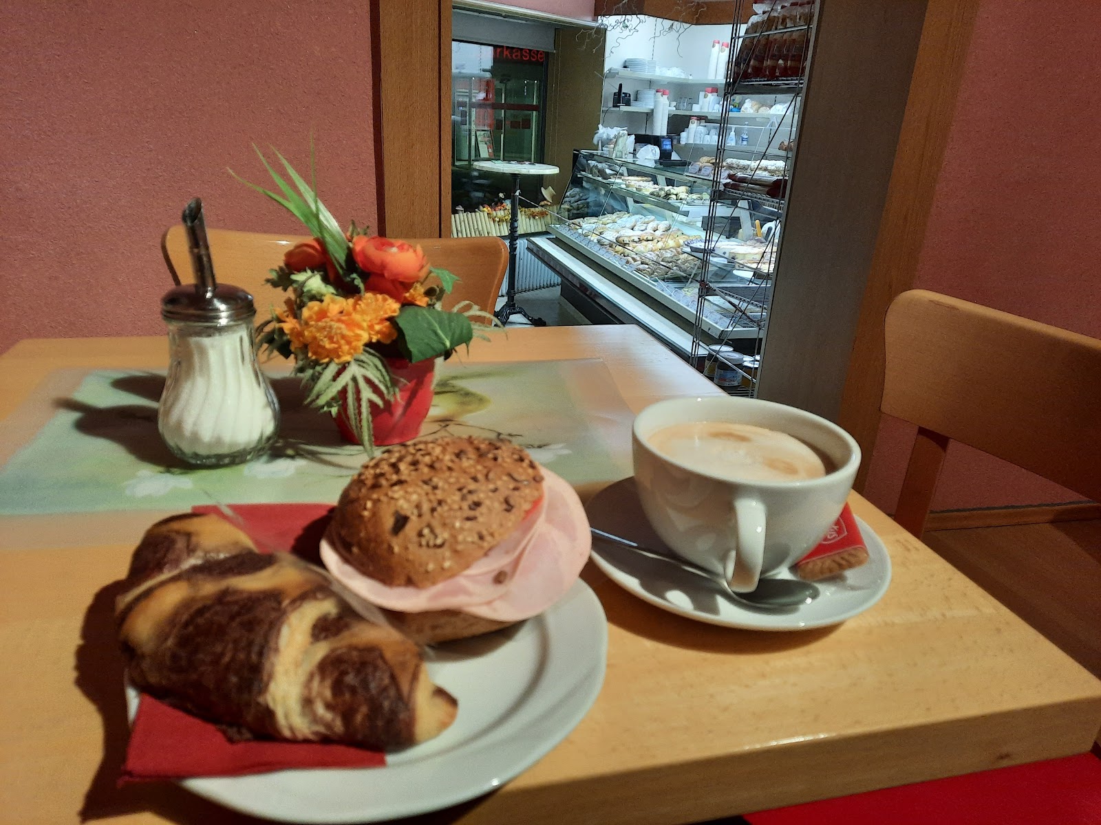 Sitzecke im Stehcafé mit Blick zur Vitrine