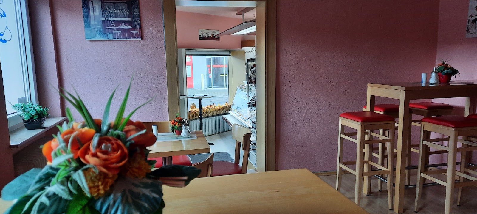 Blick durch die Tür ins Stehcafé der Bäckerei Stähle